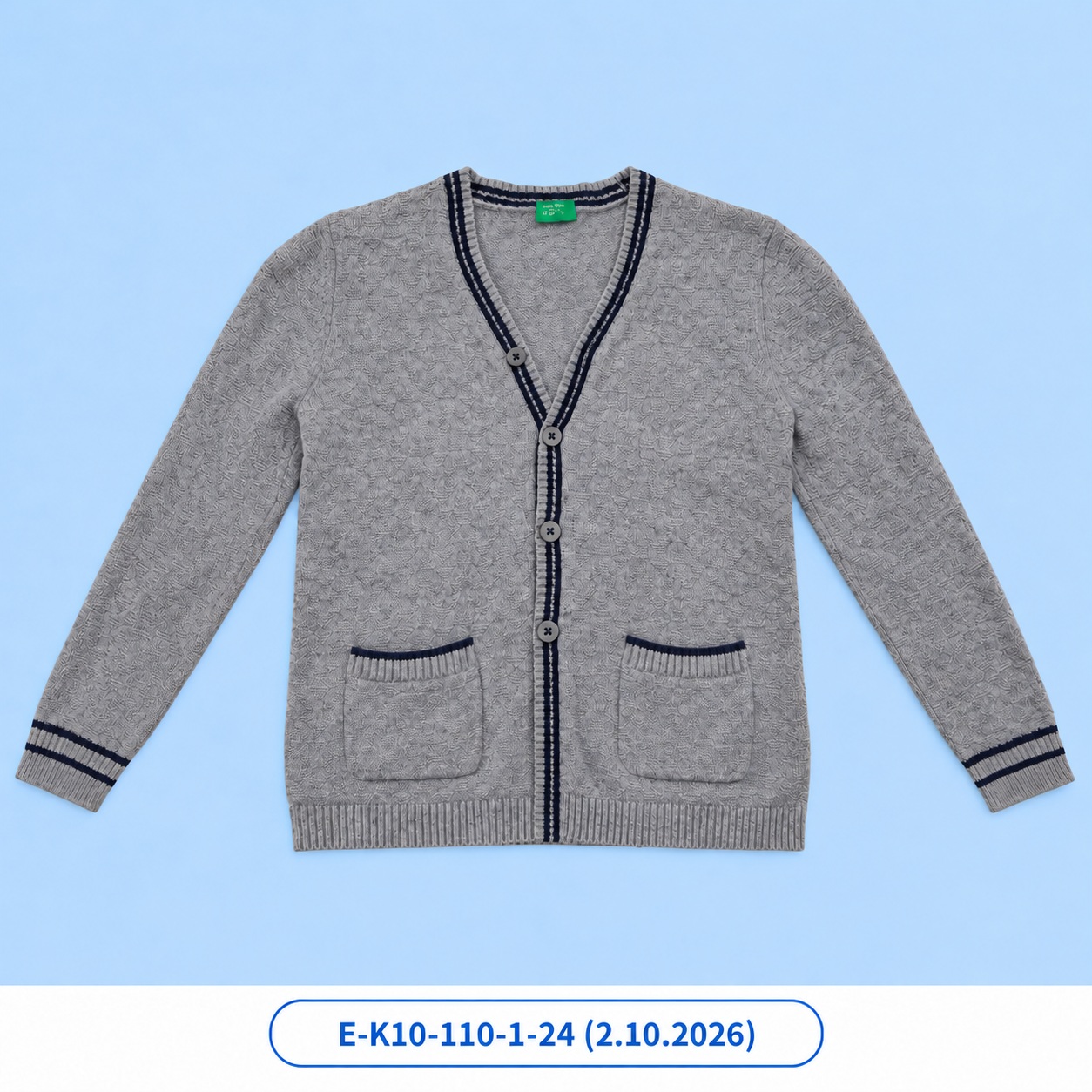 Šedý svetr na knoflíky s kapsami – vel. 110