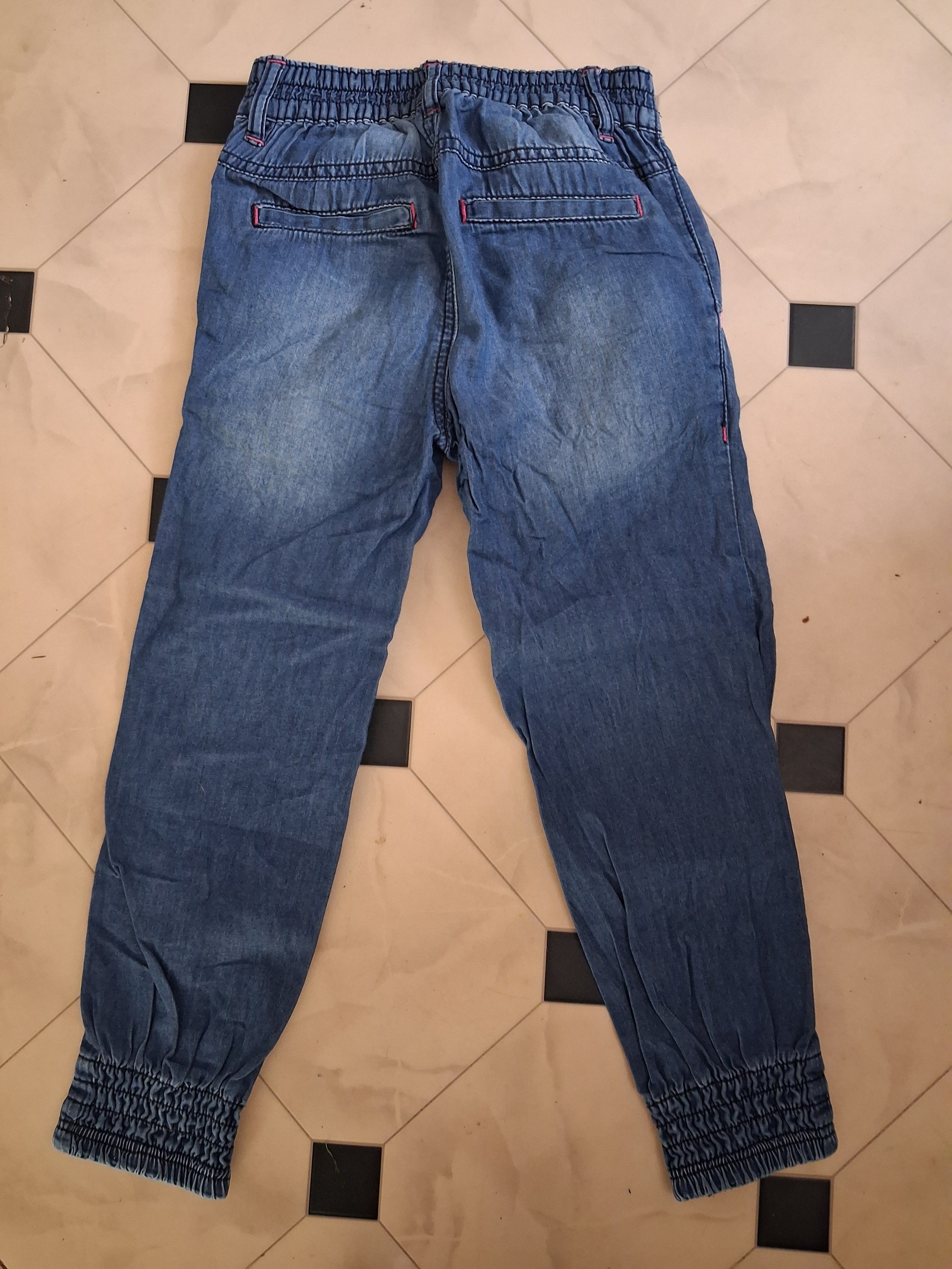 Dívčí modré džínové jogger kalhoty s růžovými detaily vel. 104