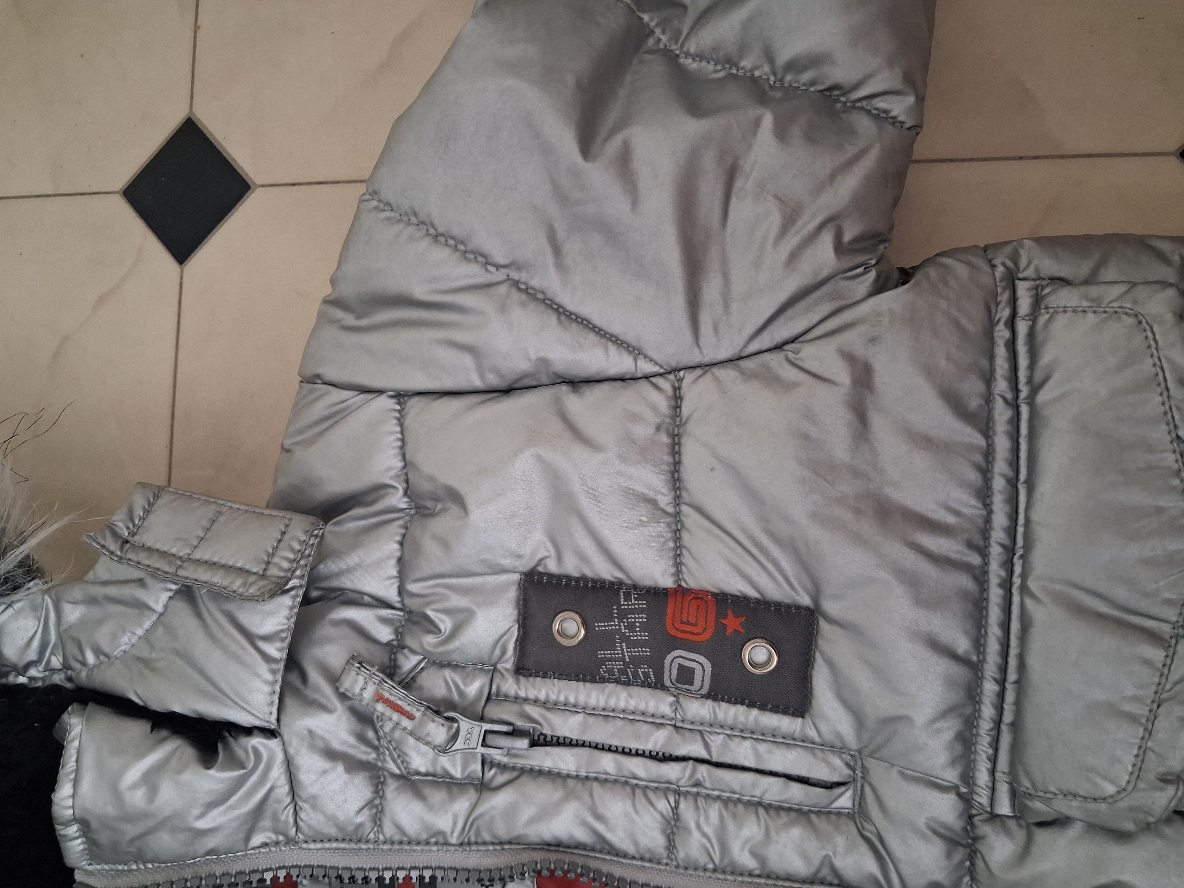 Klučičí stříbrná zimní bunda s kapucí, vel. 104