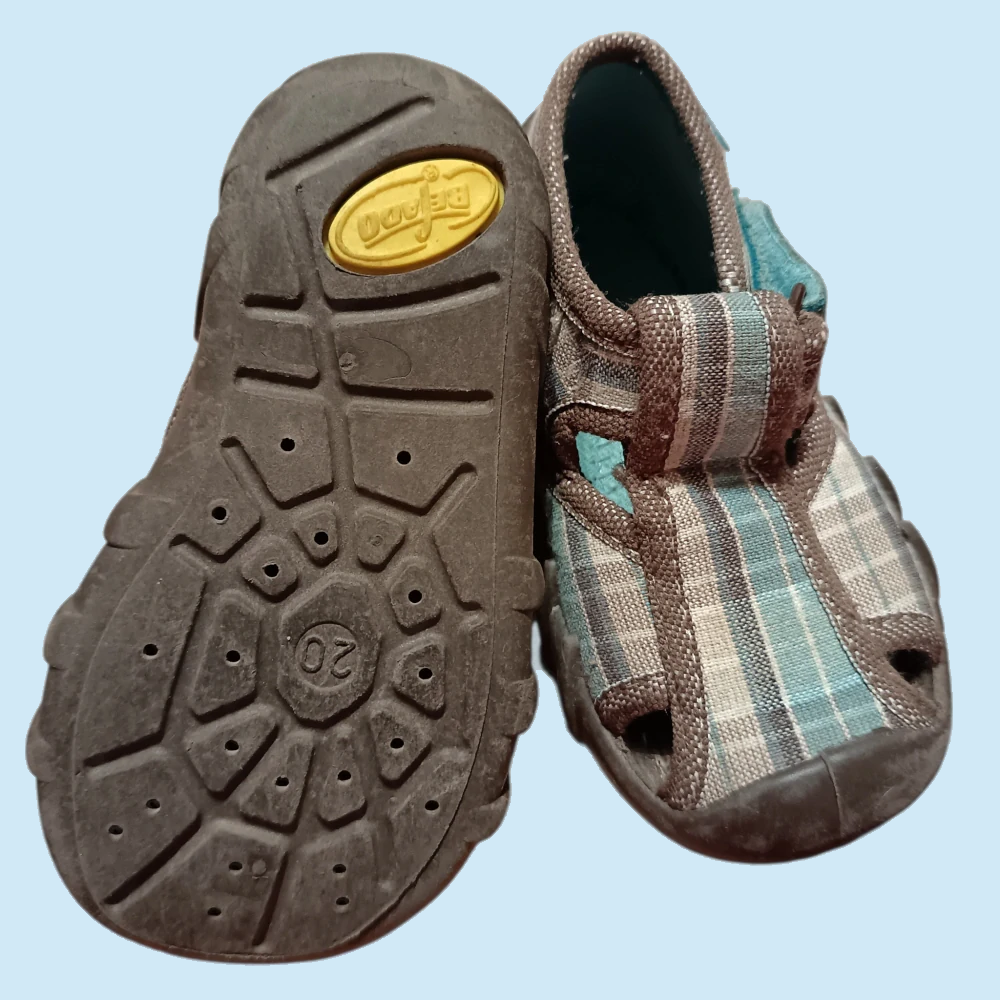 Hnědé kostkované sandály, vel. 20