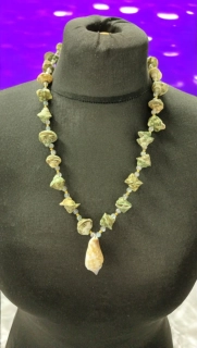 Dámský náhrdelník - korálky + mušle